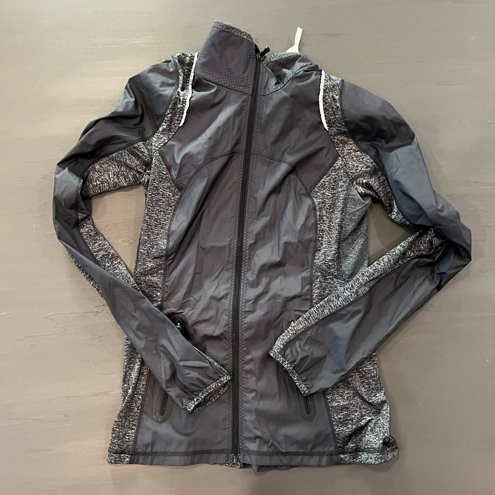 Lululemon Run Feather weight jacket size 4 NWT